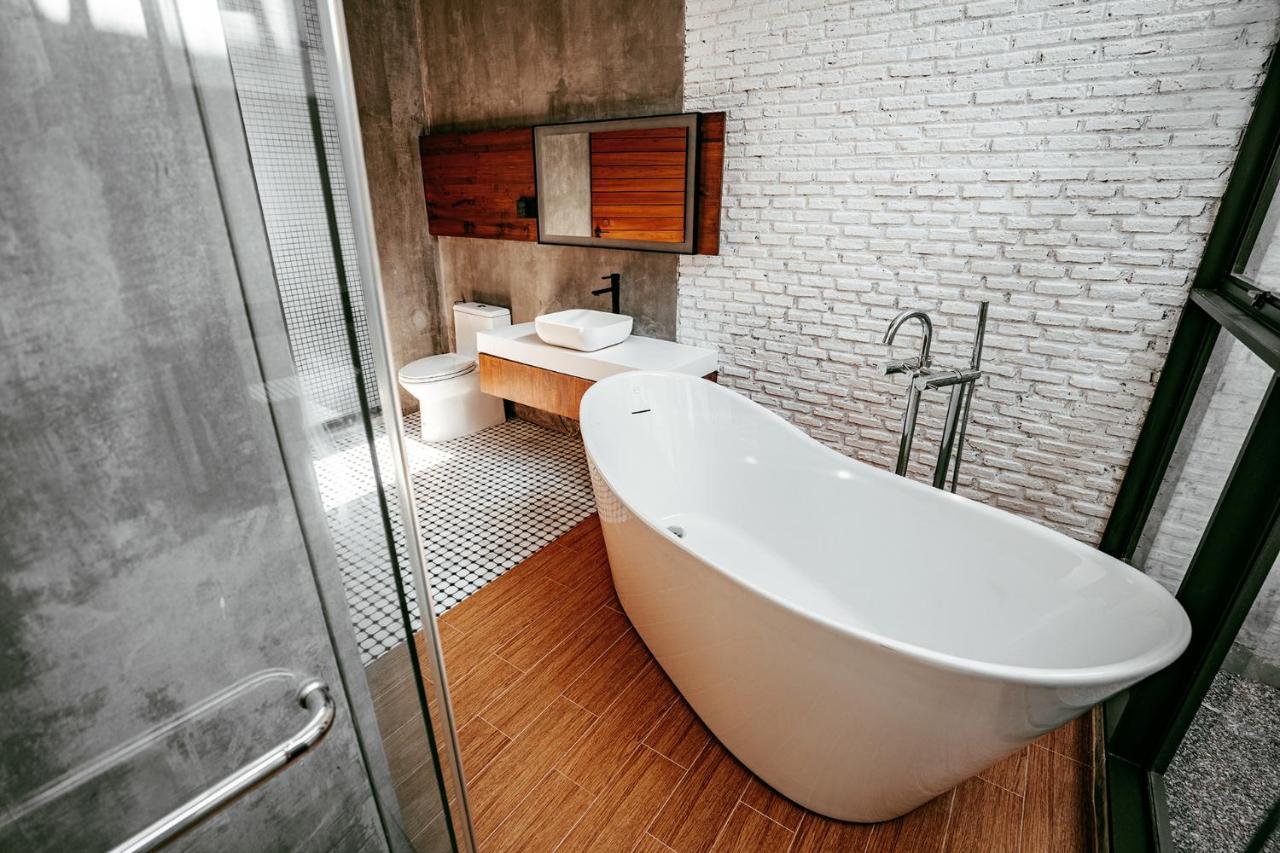The Bloc @ Sea Hotel Thap Sakae Екстериор снимка
